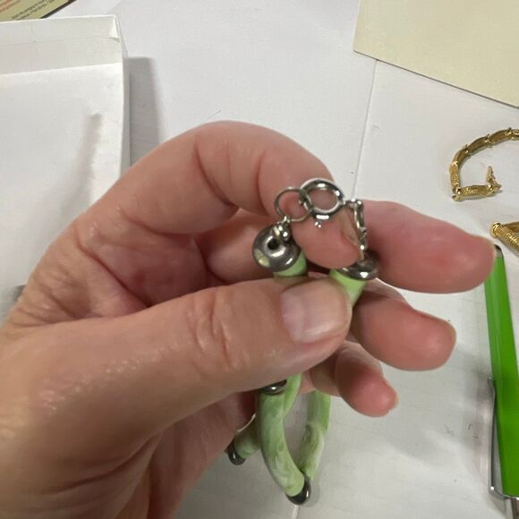 Vintage faux jade acrylic/metal necklace - Picture 3 of 9